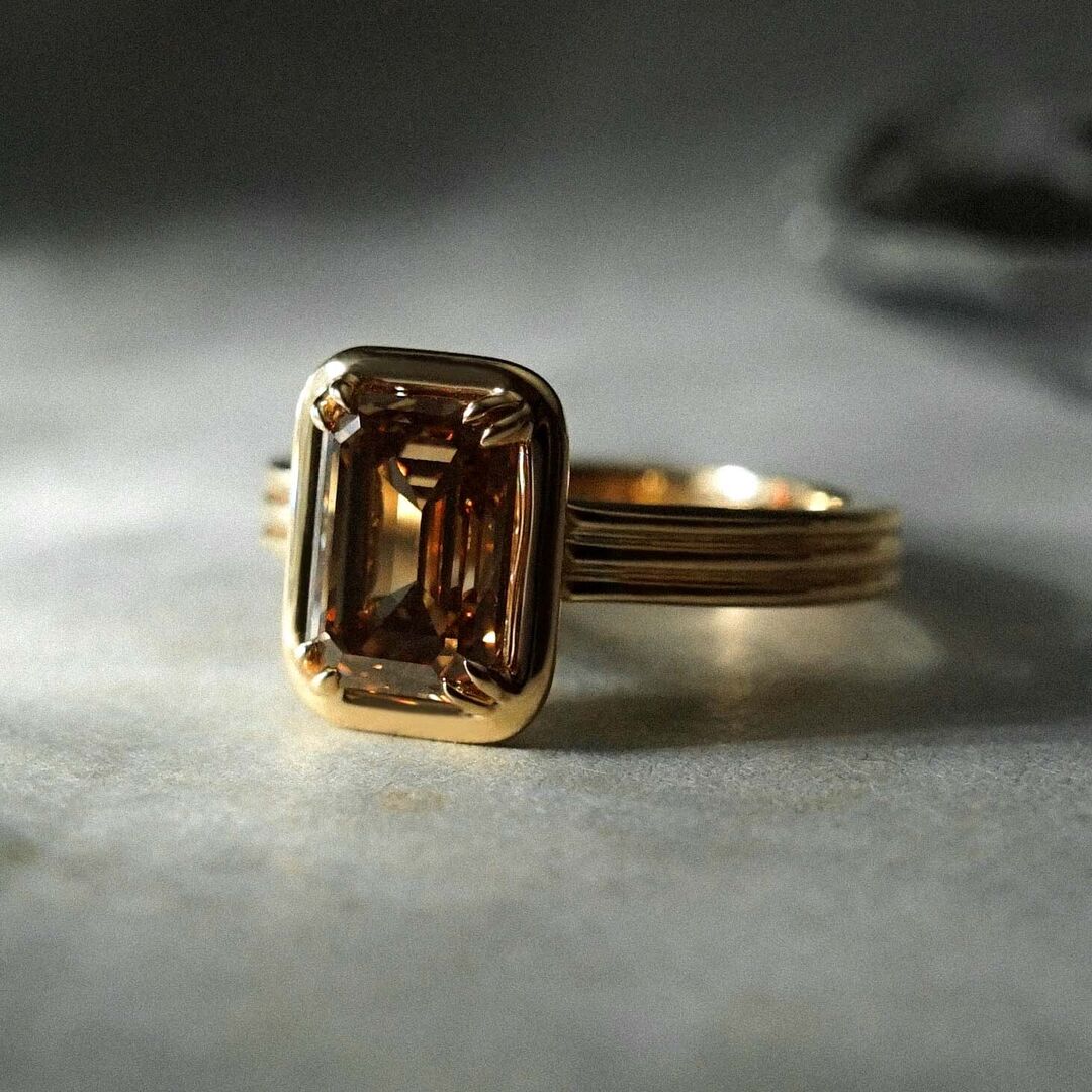 A cognac diamond, collet  set on a ribbed band in yellow gold 