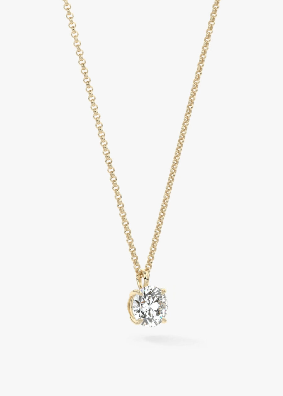 A round brilliant diamond pendant in yellow gold 